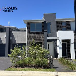 Modern 3 Bedroom townhouse in Riverstone - Photo 2