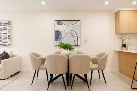 Beautifully Presented Dual Level, 'North East' Facing Townhouse Style Family Apartment - Photo 5