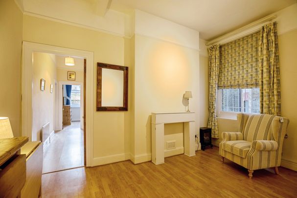 2 Bed Flat, Prince Of Wales Drive, SW11 - Photo 1