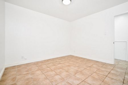 3 bedroom, 1 bath - Photo 2