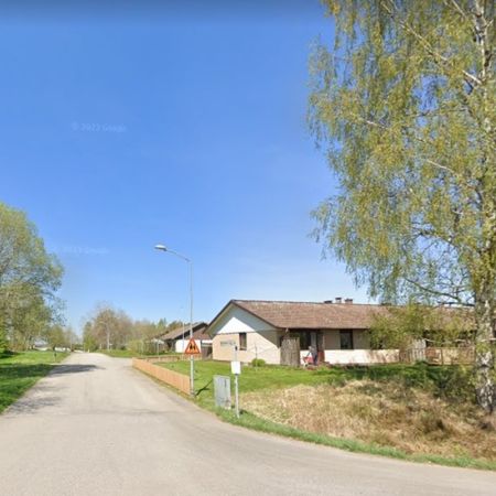 Här bor du bekvämt med diskmaskin, fiber och Telias TV-paket Lagom inkluderat i hyran. Värme och vatten ingår, och du har tvättmaskin och torktumlaren i lägenheten. - Foto 3