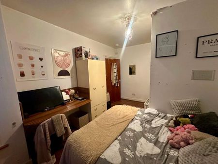 5 bedroom flat to rent - Photo 4