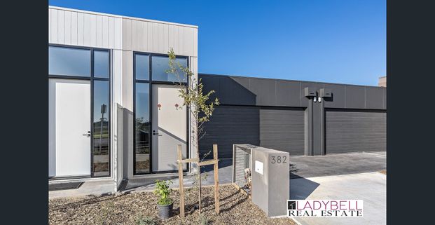 Multi-level with sensational city views - Photo 1