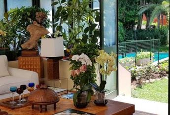 Appia Antica: Luxurious, fully furnished Villa with 5 Bedrooms, 5 baths, large private garden and swimming pool. Beautiful home is lush green setting close to the center. # 651