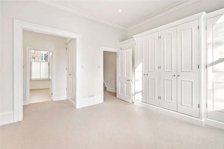 Beautifully finished throughout, this three bedroom townhouse is tucked away in a quiet Chelsea square. - Photo 5
