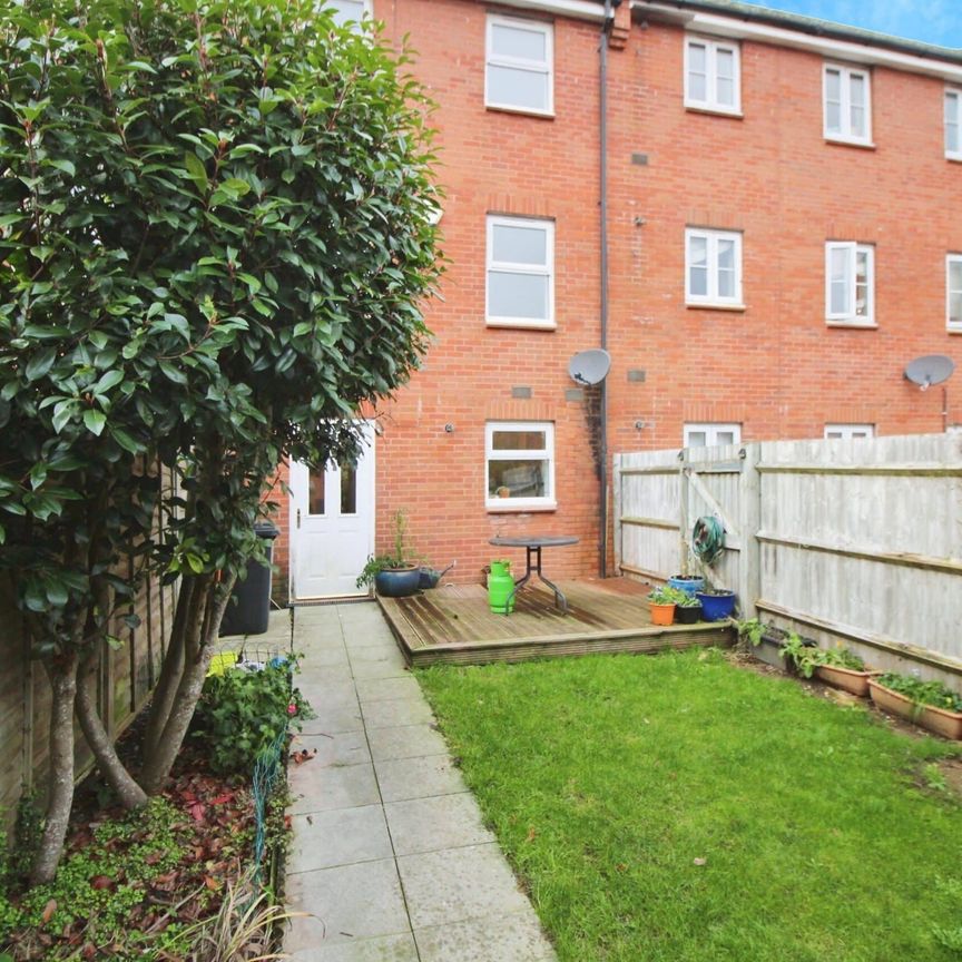 Muirfield, Swindon, Swindon, SN25 - Photo 1