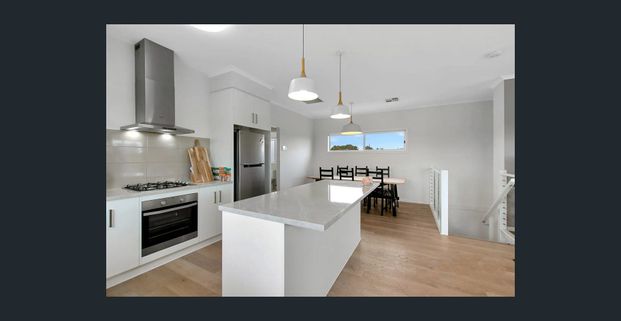 Beautifully presented, semi-furnished, coastal home - Photo 1