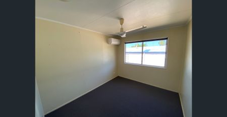 BEAUTIFUL 3 BEDROOM HOME WITH A LARGE BACK YARD, CLOSE TO LOCAL SHOPS! - Photo 4