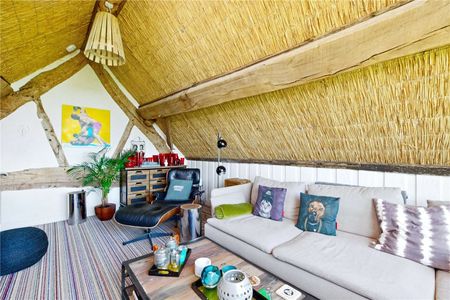 Fabulous Thatched Barn Conversion, beautifully modernised, with wonderful garden and views - Photo 4