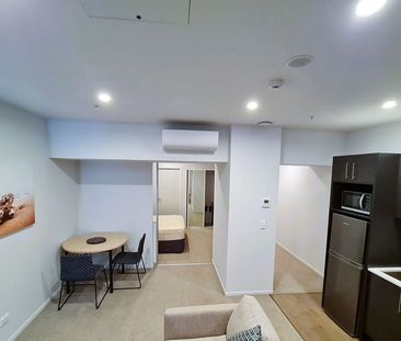High-quality One Bed Apartment - Photo 1