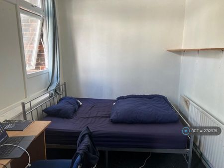 1 bedroom in a flat share to rent - Photo 3