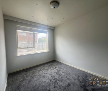 CONVENIENT LIVING IN THE HEART OF FOOTSCRAY - Photo 2