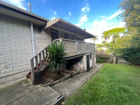 Spacious home in great location - Photo 4