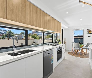 Modern Townhouse in Prime Wollongong CBD Location - Photo 4