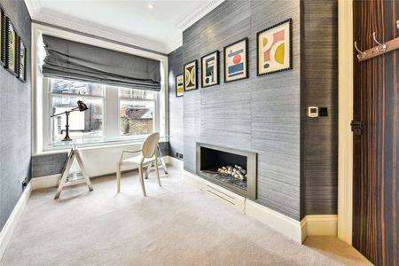 An immaculately refurbished three bedroom second floor lateral flat in this highly sought-after mansion block. - Photo 4