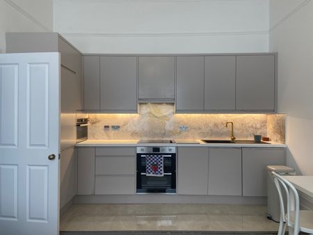2 Bed Flat, Castletown Road, W14 - Photo 4