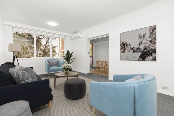 Stunning and Spacious Retro Apartment in Prime Location - Photo 1