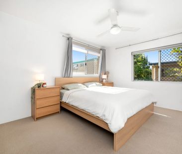Spacious Unit in Ideal Coorparoo Location - Photo 2