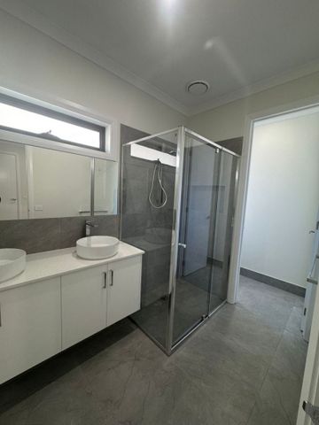 Modern, Brand-New Home in Great Clyde Location - Photo 2