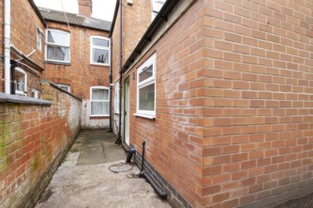 3 bedroom terraced house to rent - Photo 4
