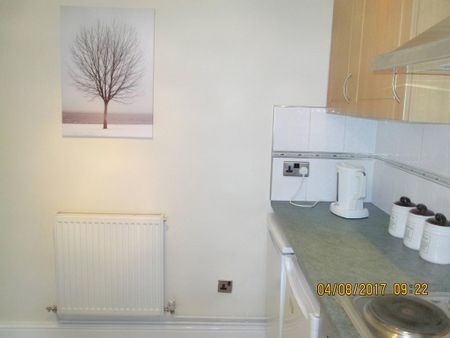2 bedroom maisonette to rent - Photo 2