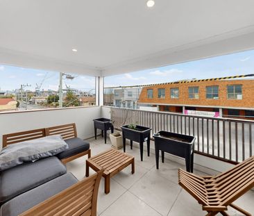 Stylish 3 bedroom townhouse plus Study Nook and 4x AC's - Photo 5