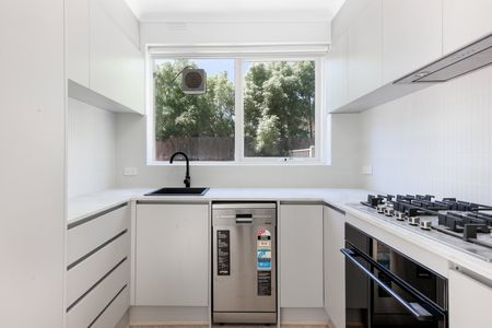 RENOVATED TWO-BEDROOM UNIT IN A PRIME HAMPTON LOCATION - Photo 5