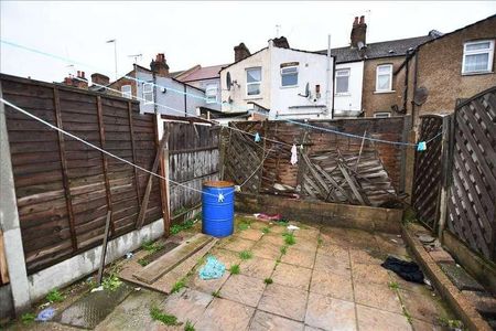 Kimberley Road, London, N18 - Photo 2