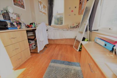 4 bedroom Flat in Flat 10, Leeds - Photo 2