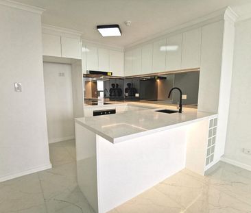 City 2 Bed 1 Bath For Lease, Windsor Plaza Renovated Apartment - Photo 1