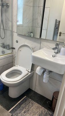 Two rooms in a shared family flat close to Loughton station- £750 pcm - Photo 1