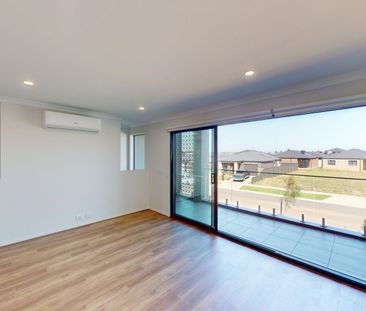 COSY LIVING IN BROOKFIELD! - Photo 1