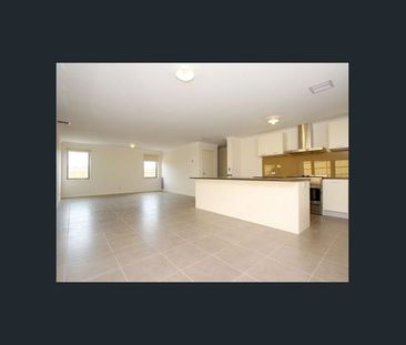 Spacious Family Home! - Photo 4