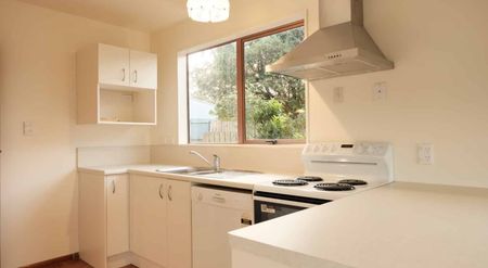 Sunny, Modern Townhouse with Stunning Views - Photo 4