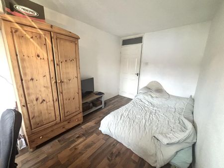 3 bedroom end of terrace house to rent - Photo 4