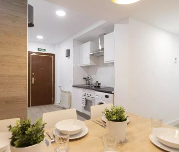 Tidy room for rent in 8-bedroom apartment in Delicias - Foto 3