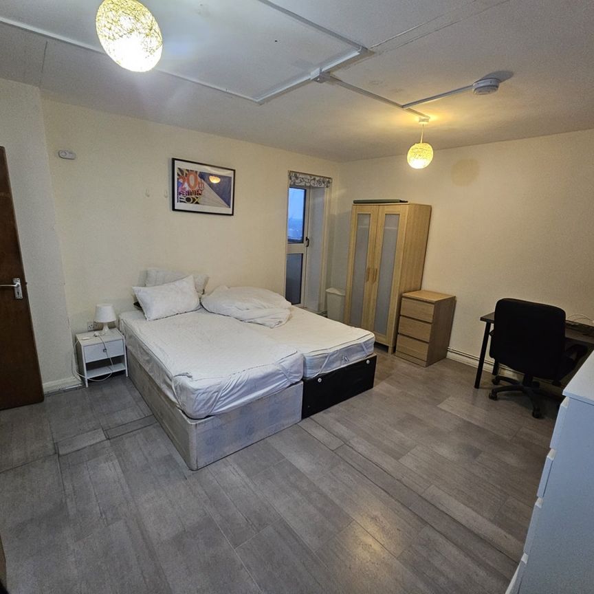 Room in a Shared Flat, Harrington Square, NW1 - Photo 1