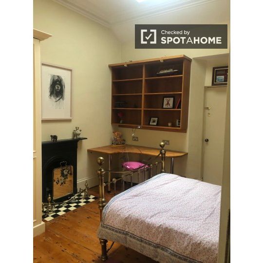 Ensuite room in 5-bedroom apartment in Churchtown, Dublin - Photo 1