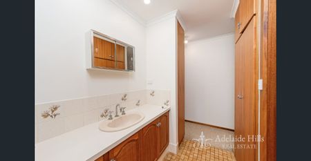 Charming 3-Bedroom Home with Spacious Backyard in Macclesfield | AVAILABLE NOW! - Photo 2