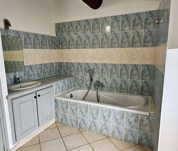 Location Appartement 3 pièces 68m² GONFARON 83590 - Photo 3