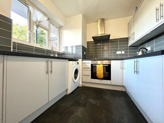 1 bedroom in a flat share to rent - Photo 1