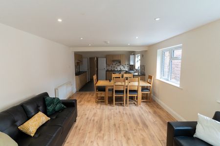 7 Bed Semi-Detached House, Burlington Road, SO15 - Photo 2