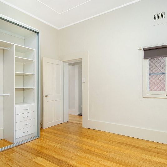 Gorgeous 2-bedroom apartment | Extra Convenient + Off street parking - Photo 1