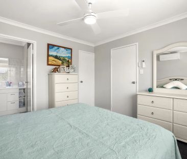 Modern, low-maintenance villa just minutes from the coast. - Photo 6