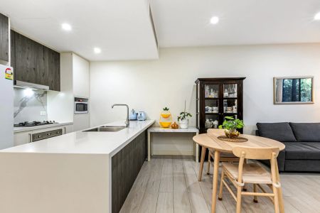 Modern Meets Convenience – A Ground-Floor Gem! - Photo 5