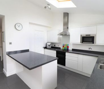 4 bedroom terraced house to rent - Photo 1