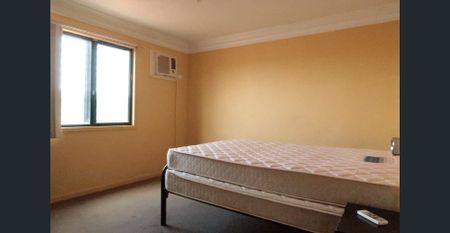 3-Bedroom Ground Floor Apartment - Photo 2