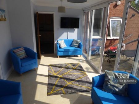 1 bedroom in a flat share to rent - Photo 5