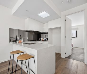 Stylish two level living in the heart of Essendon - Photo 6