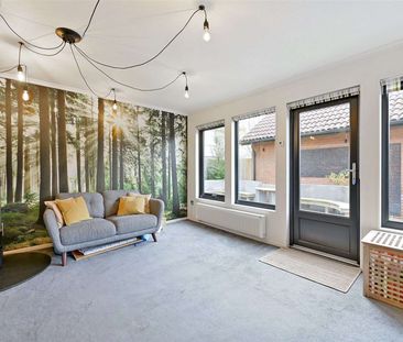 An exceptional five-bedroom detached residence, immaculately presen... - Photo 2